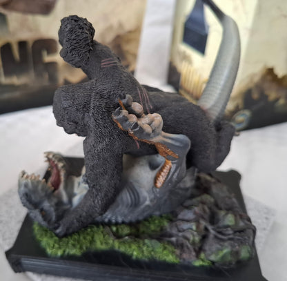 Weta Collectables KONG 8th Wonder of the World Kong fighting V-Rex